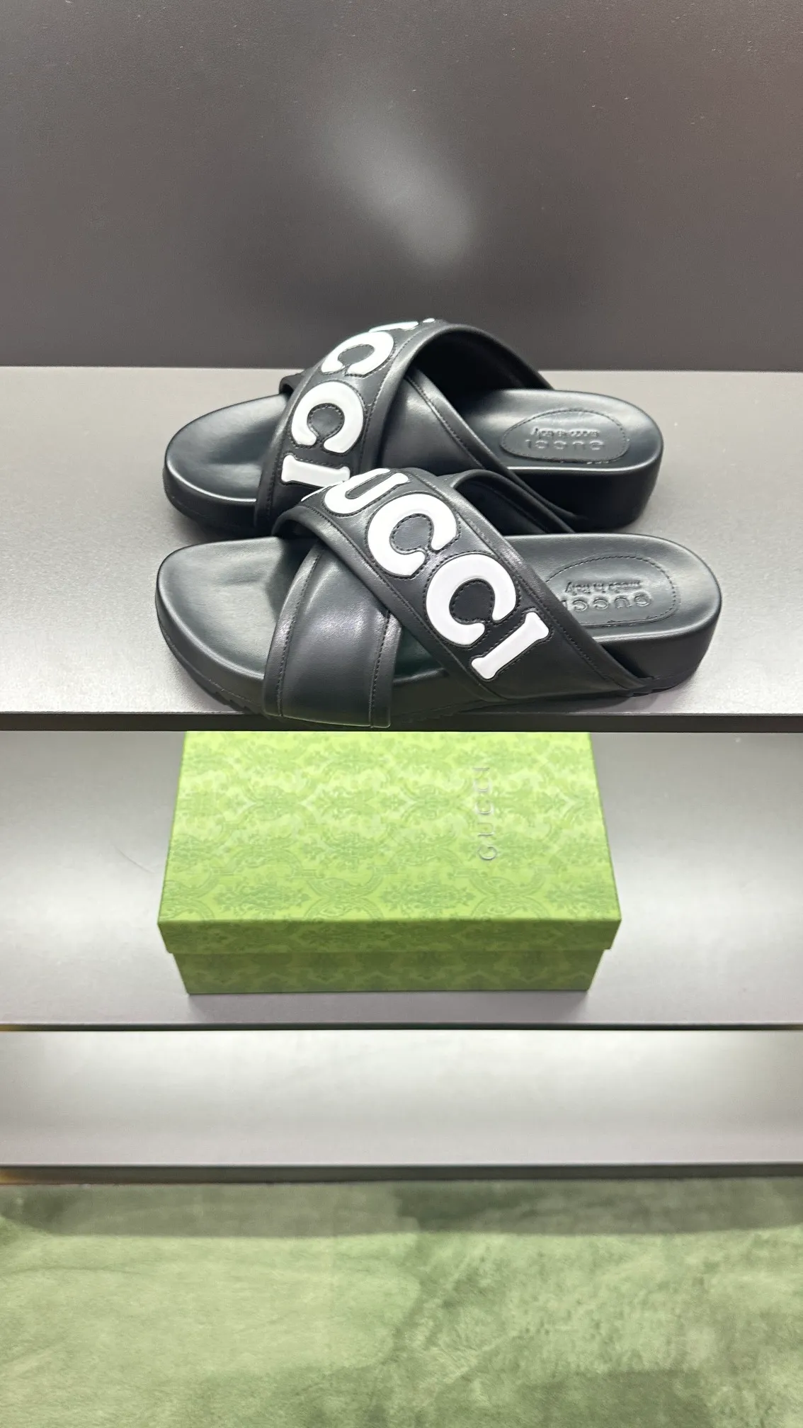 [G Family Couple Style] P: 320💰Female size 36~40 Men's size 39~45, (46. Custom-made GG slippers for men and women. This slipper is made of GG polyester fiber and is decorated with a Gucci label on the front, which adds a striking logo feel to the style. Beige GG recycled polyester fiber, same size for men and women, leather trim